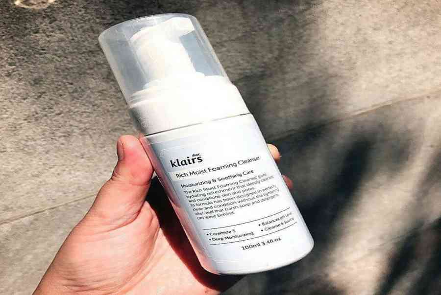 sua rua mat klairs rich moist foaming cleanser